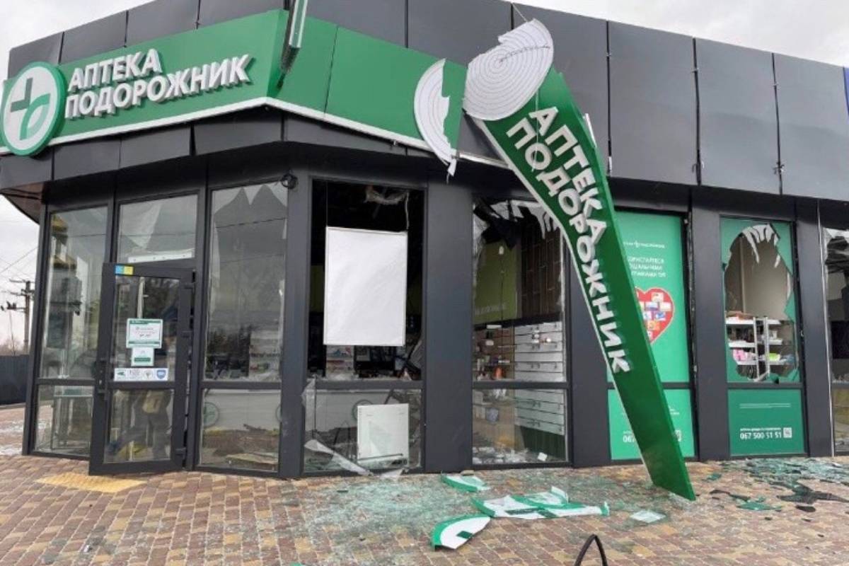 Farmacia ucraniana alcanzada por bombas de las tropas rusas. Foto: PODOROZHNYK PHARMACY NETWORK